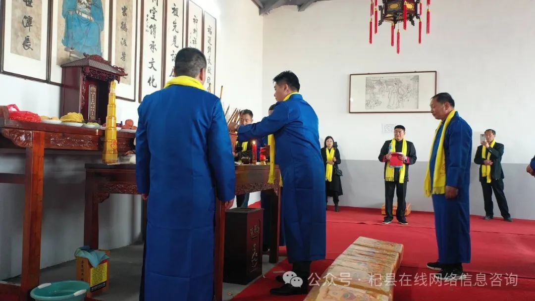 震撼 ! 杞县这个村近千人祭祖…